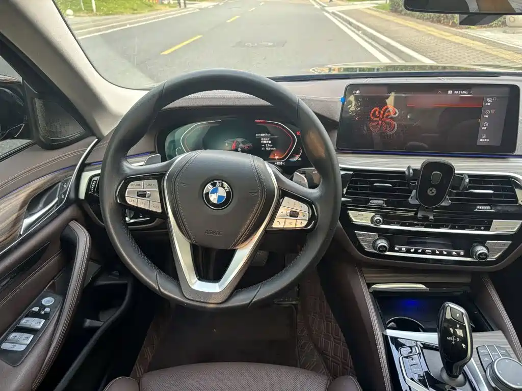BMW 5 Series — миниатюра 14