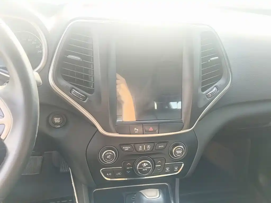 Jeep Cherokee — миниатюра 13