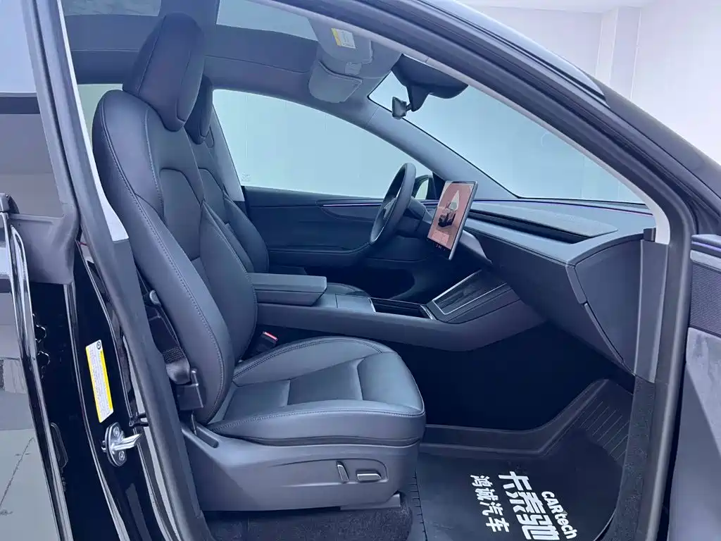 Tesla Model Y — миниатюра 18