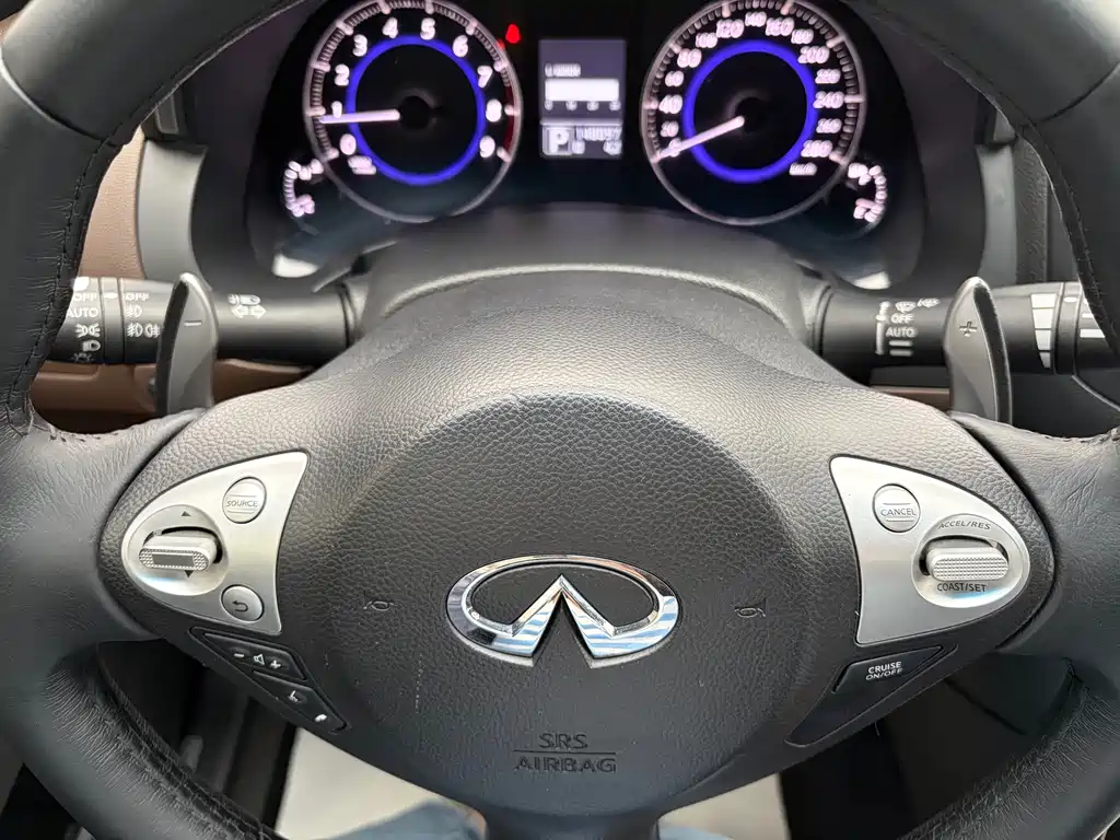 Infiniti QX70 3.7L Standard Edition, фото 15