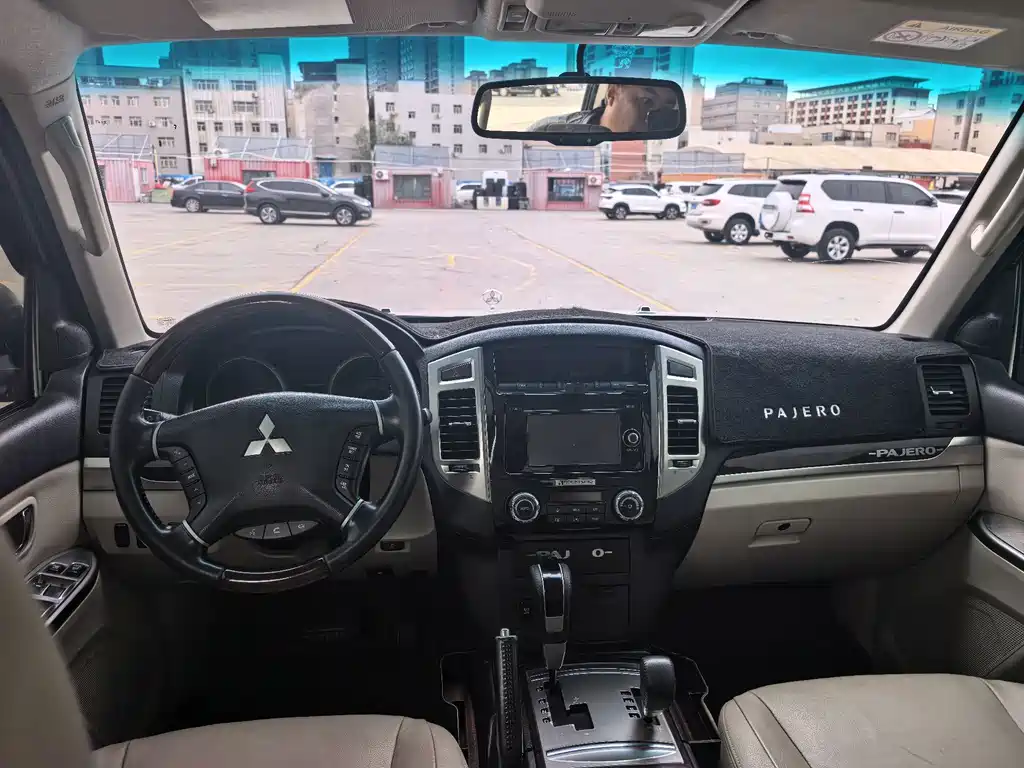 Mitsubishi Pajero (Import) — миниатюра 4