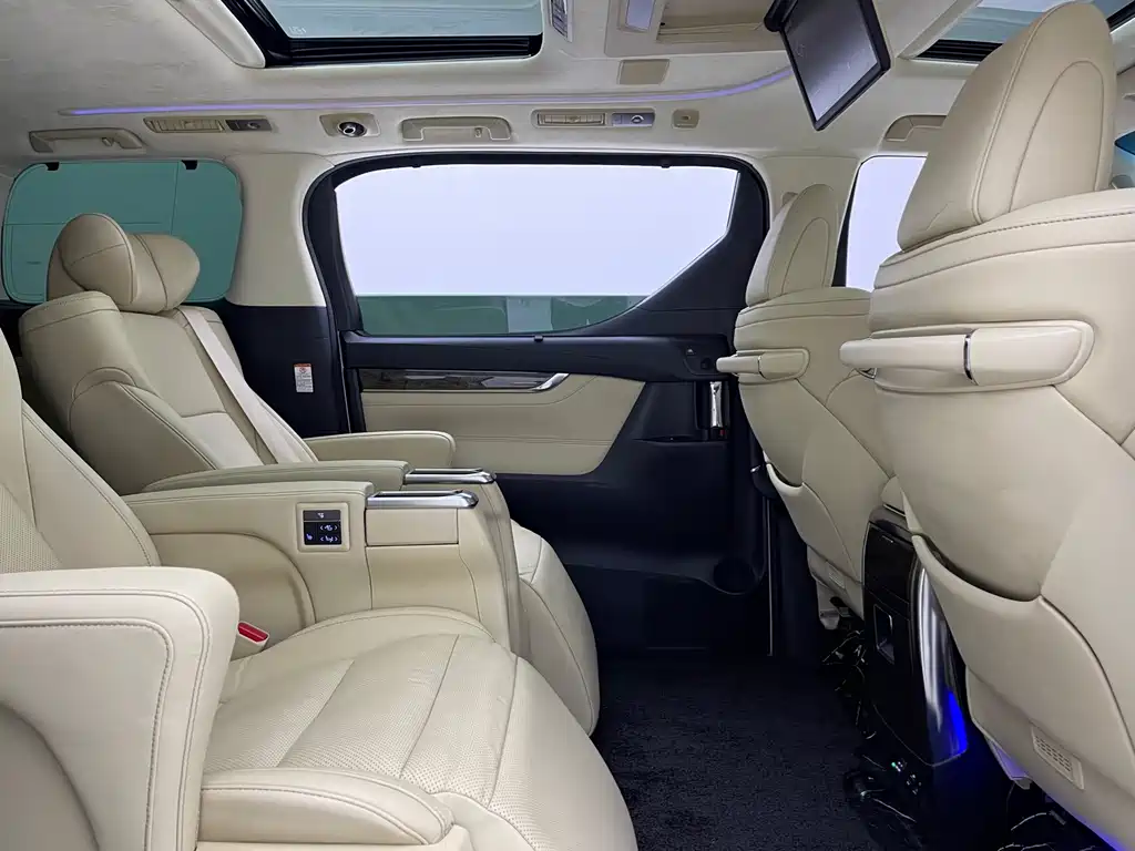 Toyota Alphard — миниатюра 11