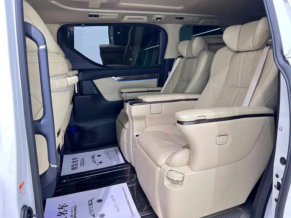 Toyota Alphard — миниатюра 16