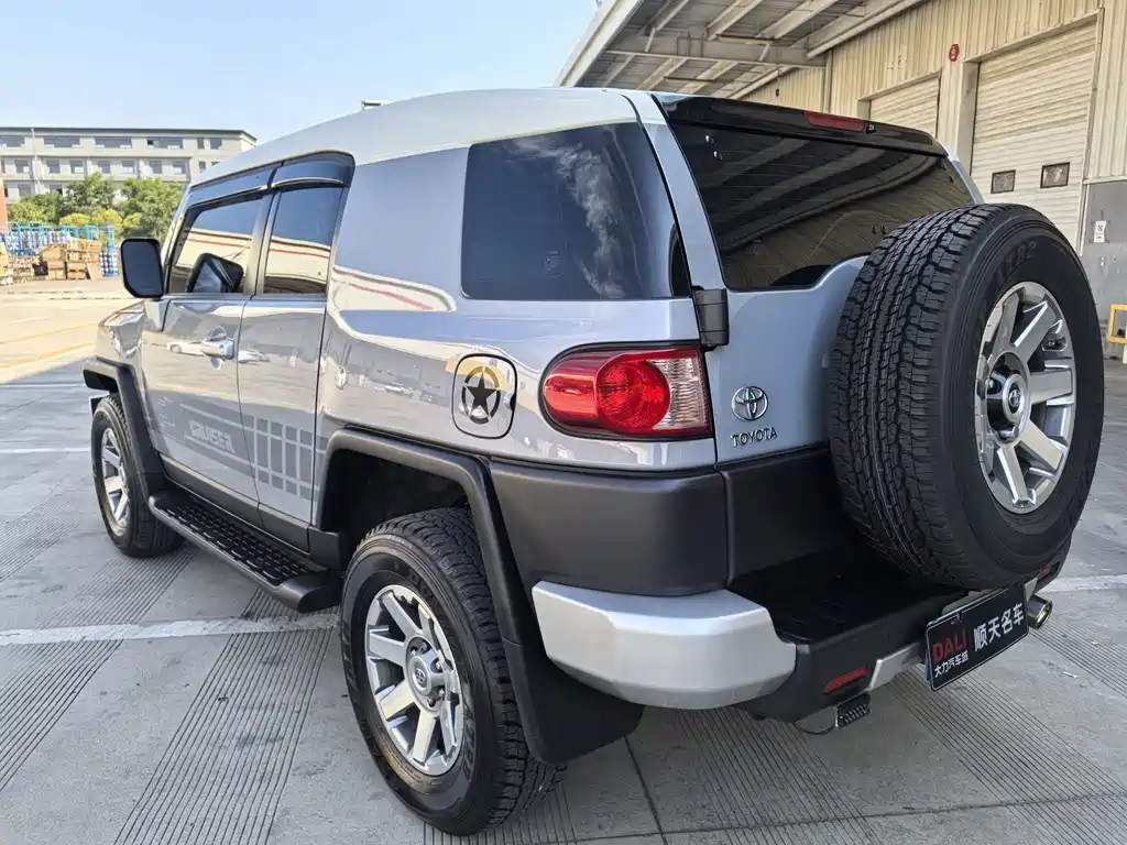 Toyota FJ Cruiser — миниатюра 15
