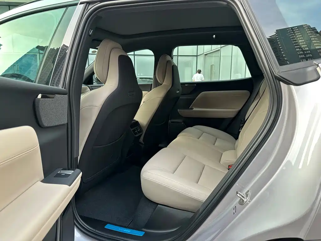 Volvo XC70 PHEV — миниатюра 9