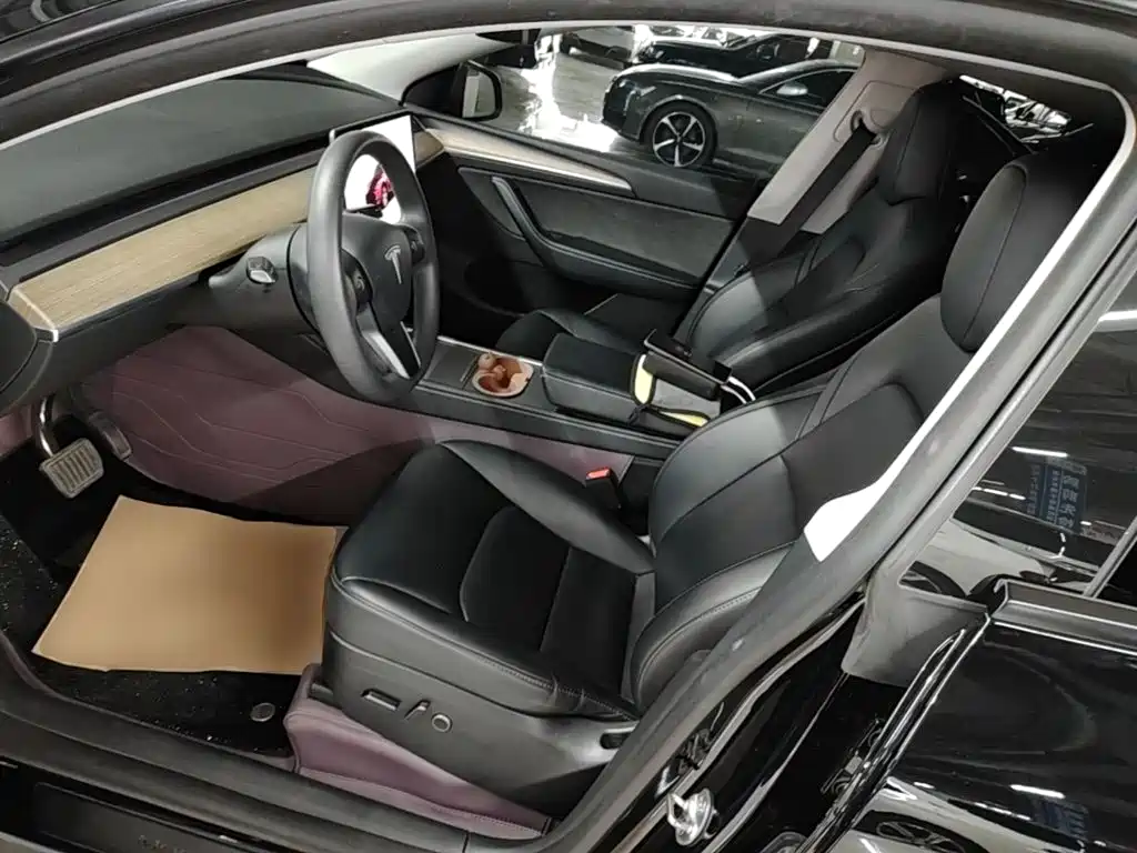 Tesla Model Y — миниатюра 15