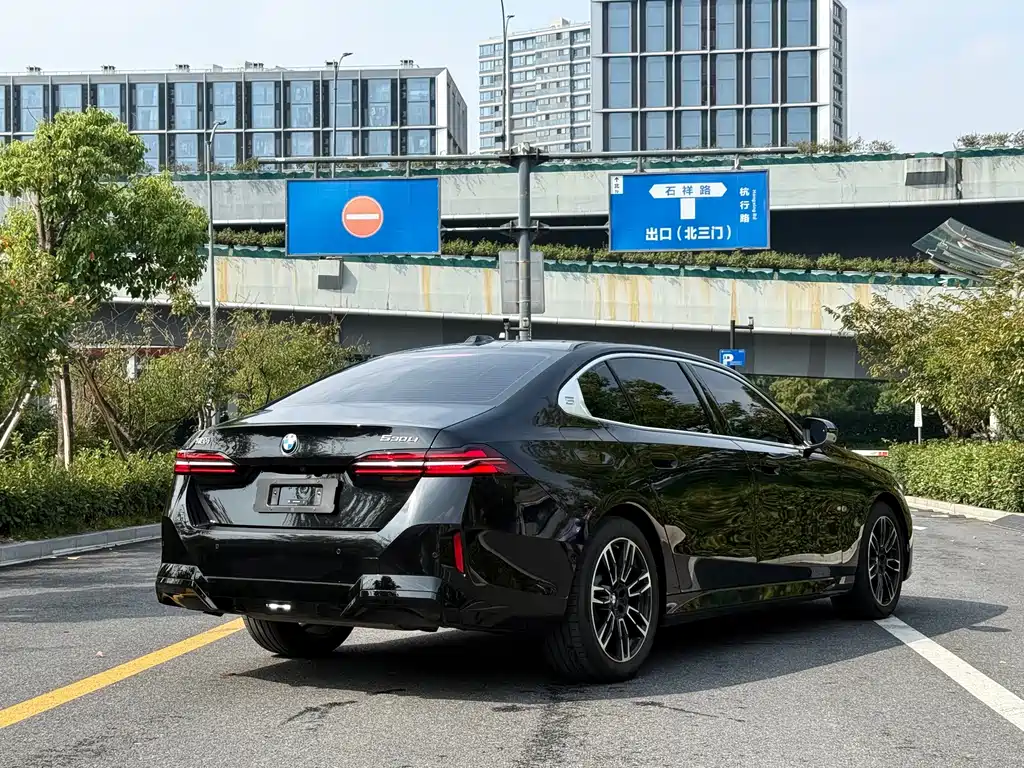 BMW 5 Series — миниатюра 5