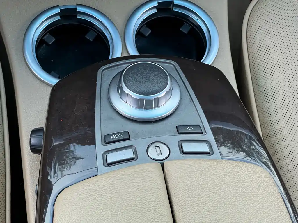 BMW 7 Series — миниатюра 21