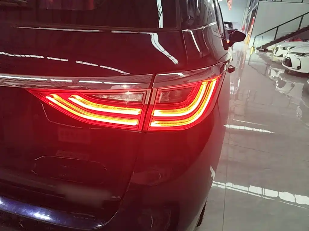 BYD MAX — миниатюра 8