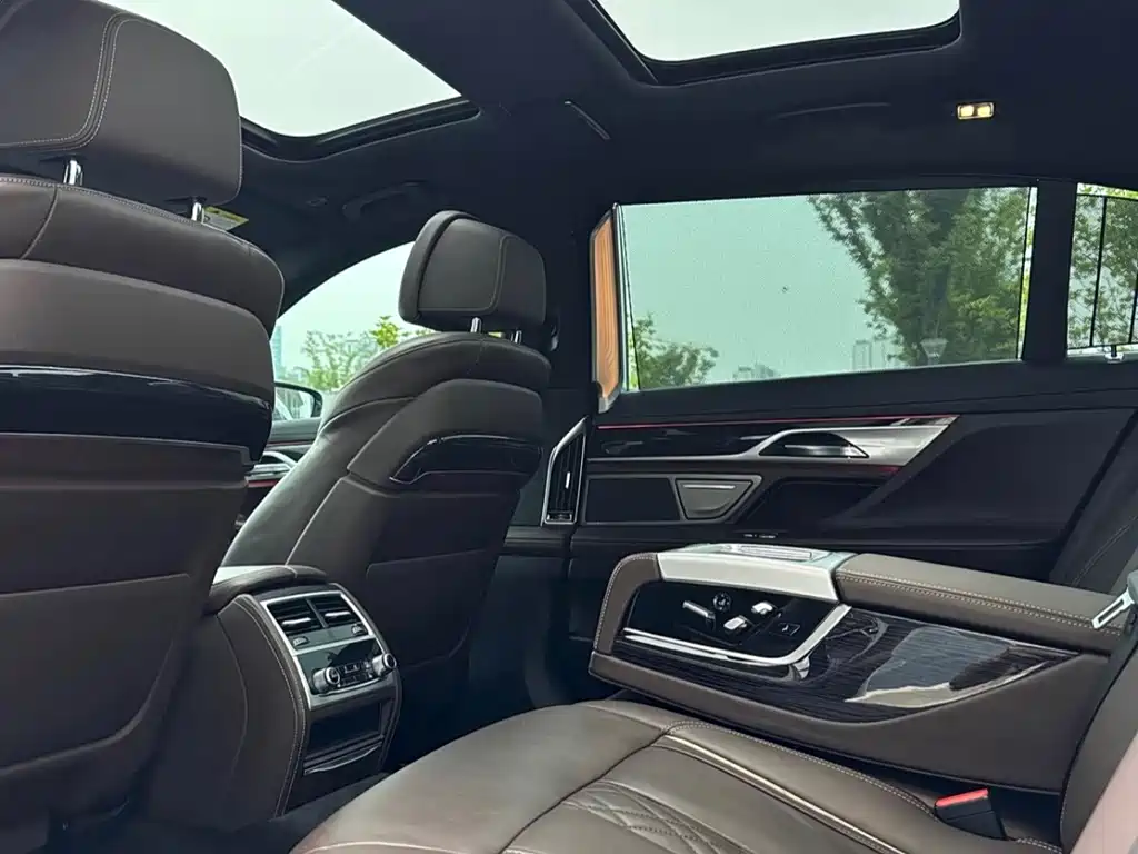 BMW 7 Series — миниатюра 12