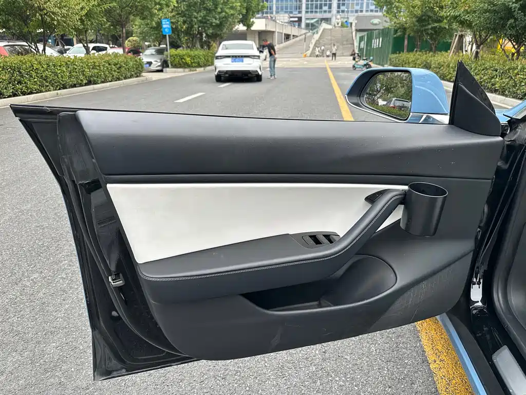 Tesla Model 3 — миниатюра 18