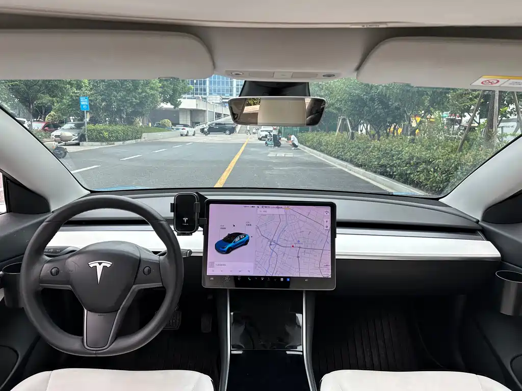Tesla Model 3 — миниатюра 10