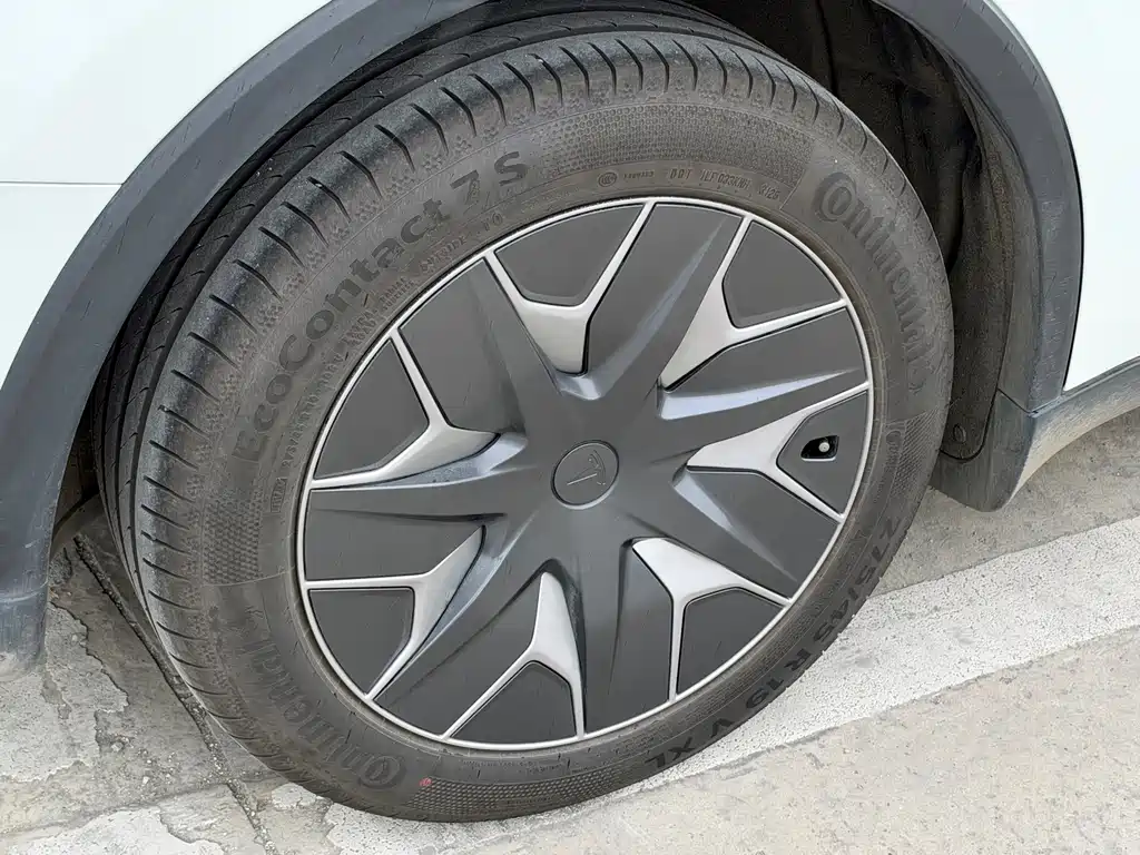 Tesla Model Y L — миниатюра 13