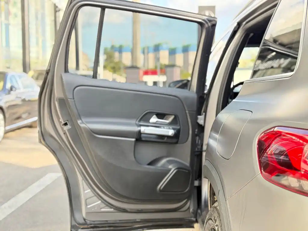 Mercedes-Benz GLB — миниатюра 18