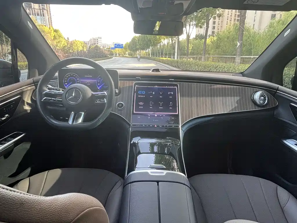 Mercedes-Benz EQE SUV — миниатюра 6