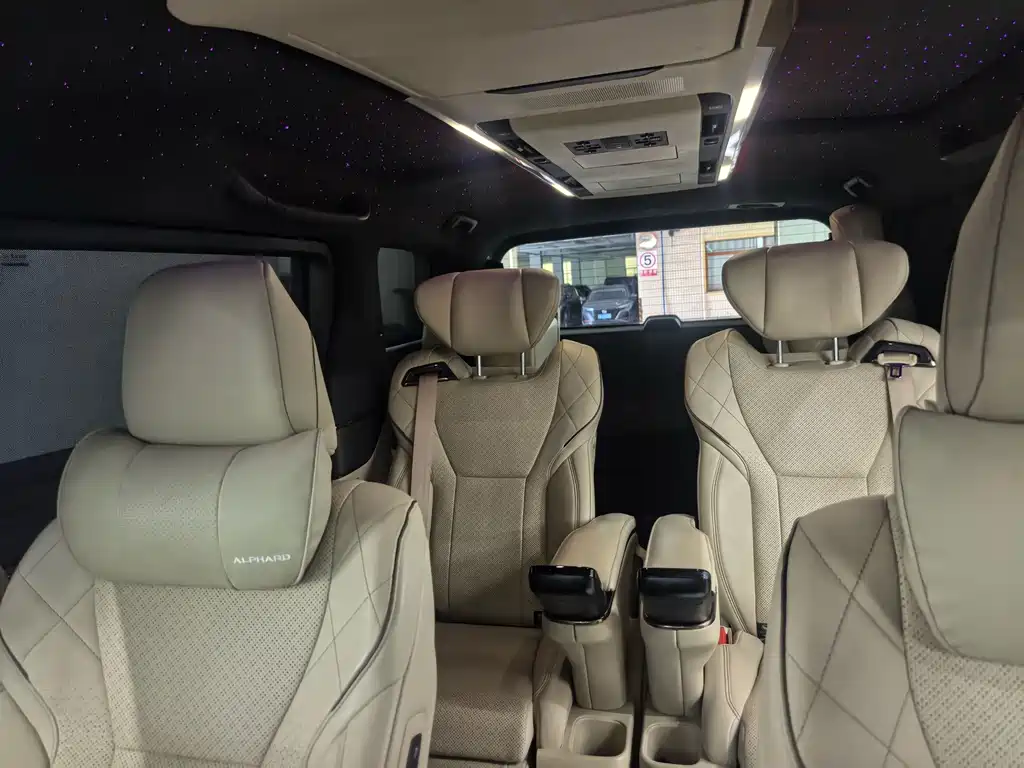 Toyota Alphard — миниатюра 10