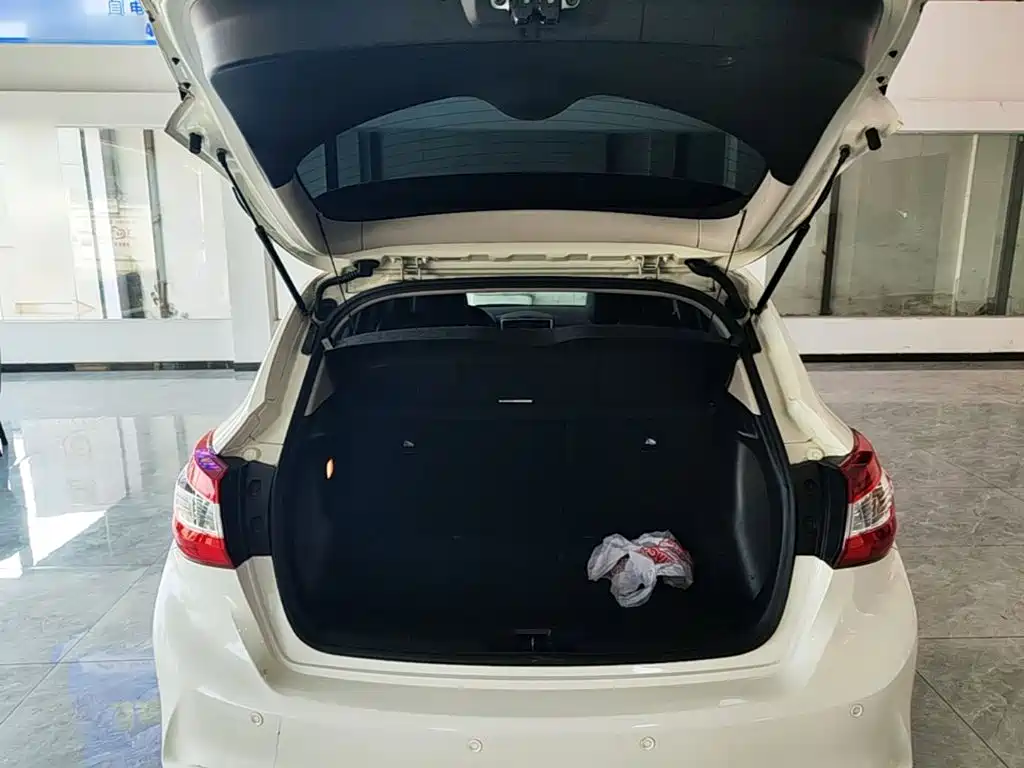 Nissan Tiida — миниатюра 19