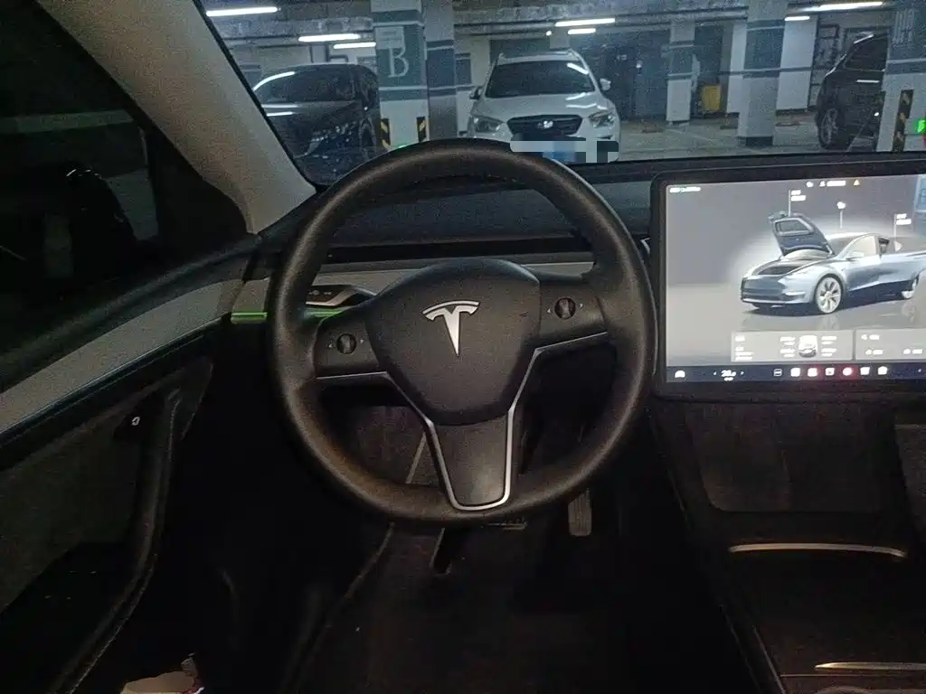 Tesla Model Y — миниатюра 6