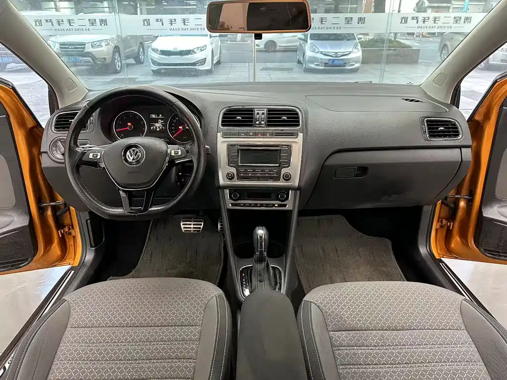 Volkswagen Polo 2014 1.6L Cross Polo AT