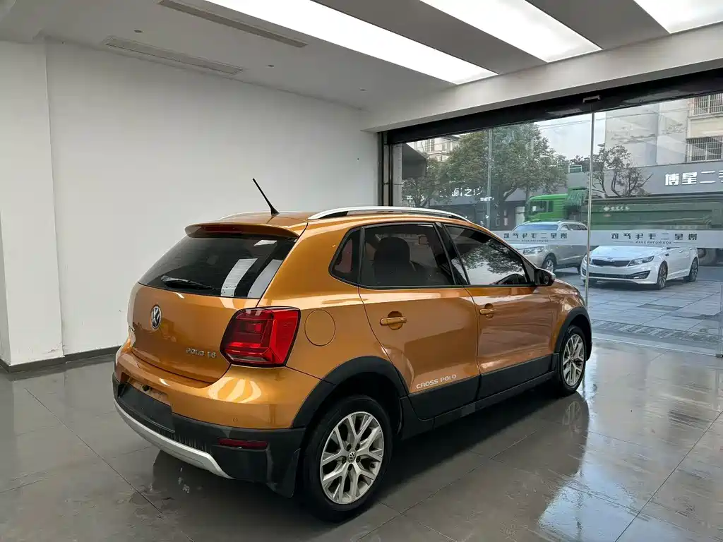 Volkswagen Polo 2014 1.6L Cross Polo AT