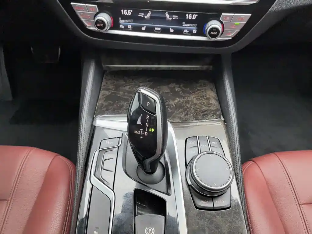 BMW 5 Series — миниатюра 13