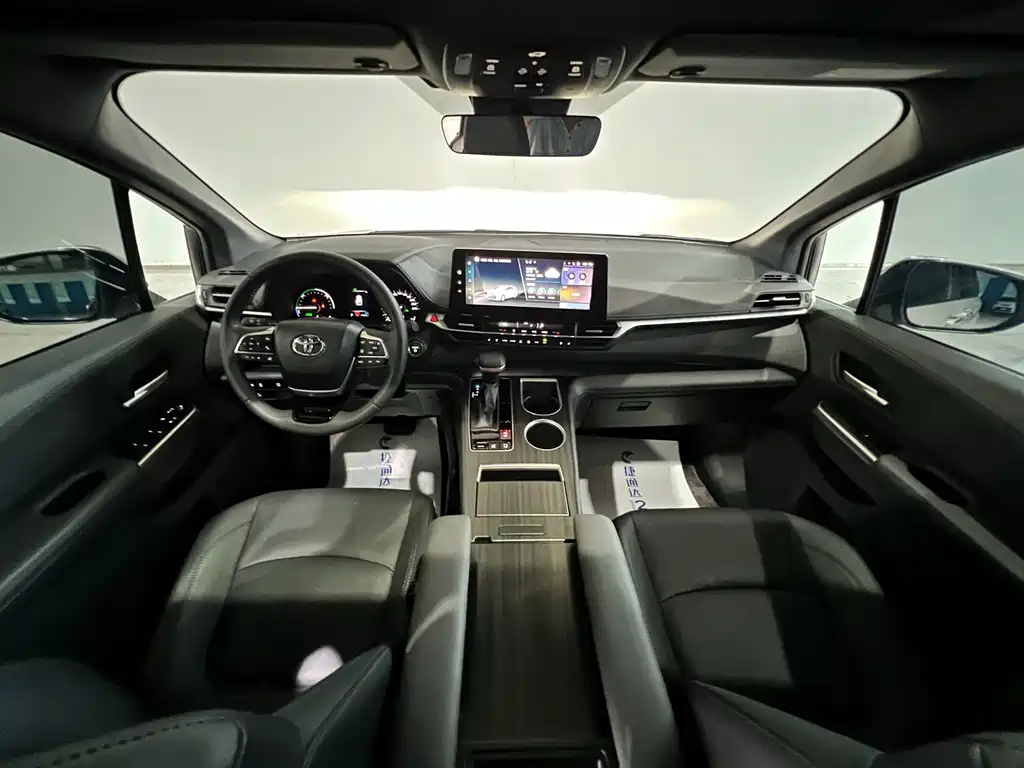 Toyota Sienna — миниатюра 18