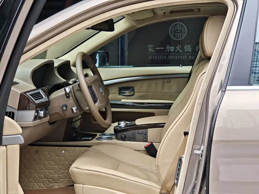 BMW 7 Series — миниатюра 10