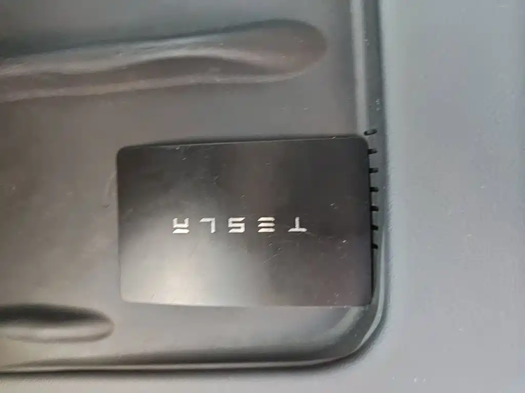 Tesla Model Y — миниатюра 9