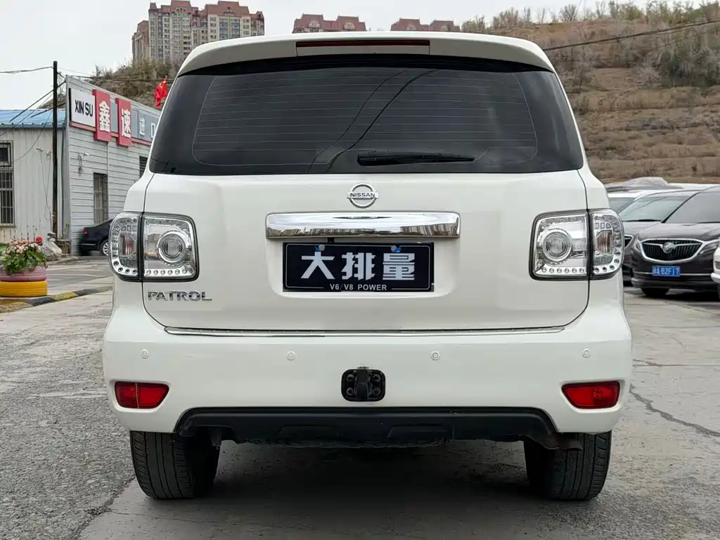 Nissan Patrol — миниатюра 8