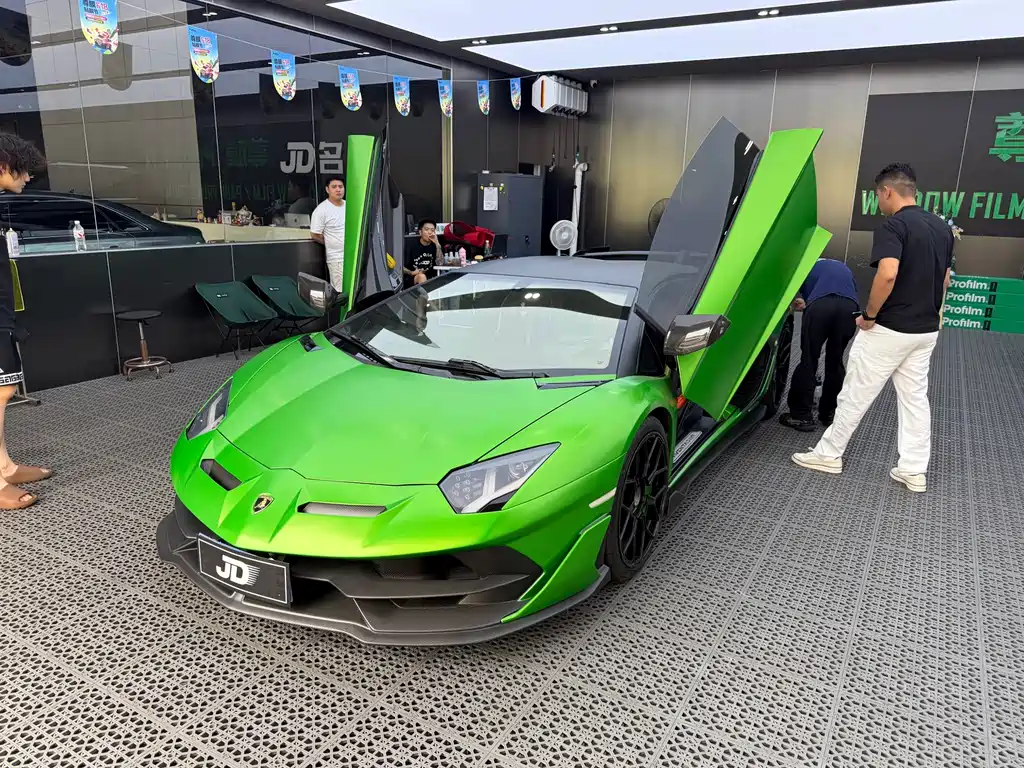 Lamborghini Aventador — миниатюра 6