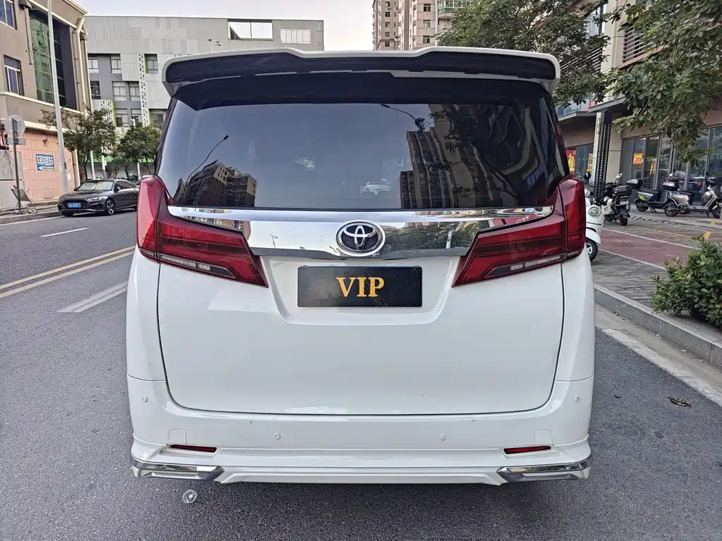 Toyota Alphard — миниатюра 4