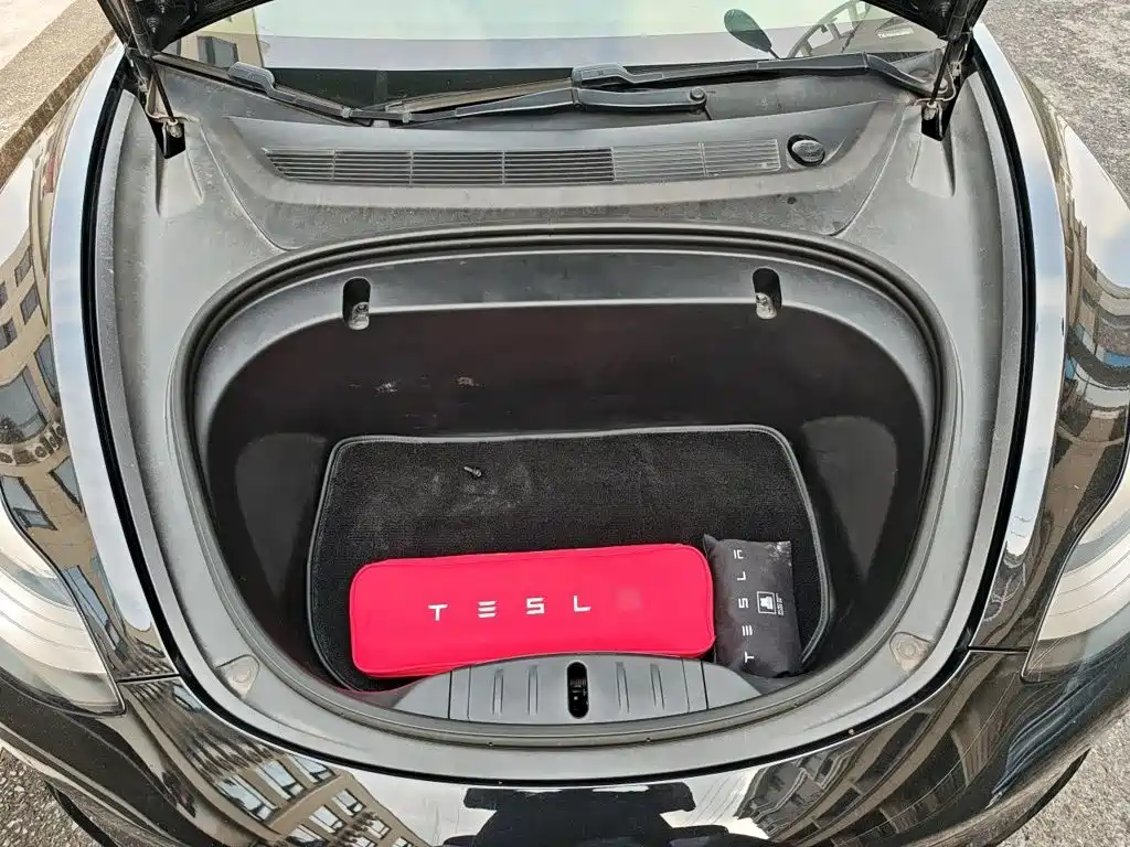 Tesla Model 3 — миниатюра 16