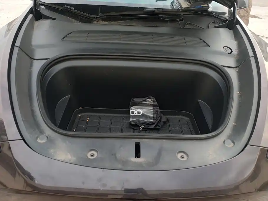 Tesla Model Y — миниатюра 10