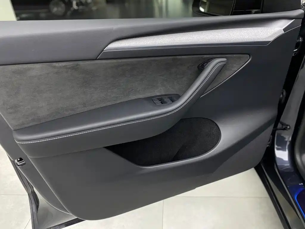 Tesla Model Y — миниатюра 12