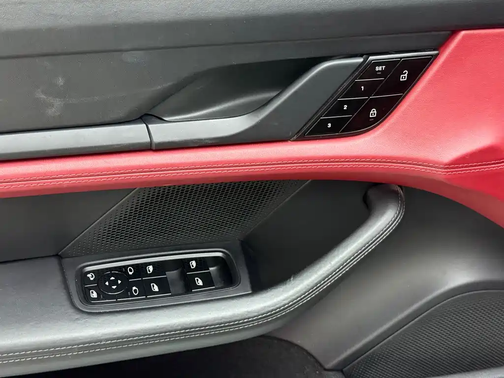 Porsche Taycan — миниатюра 7