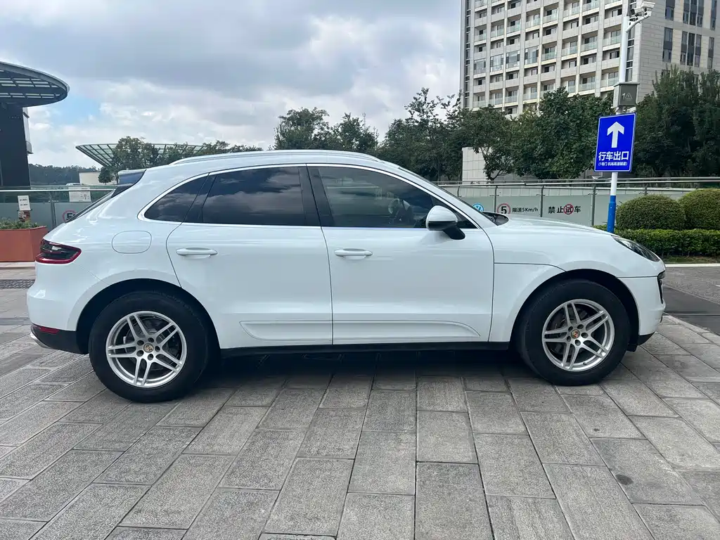 PORSCHE MACAN
