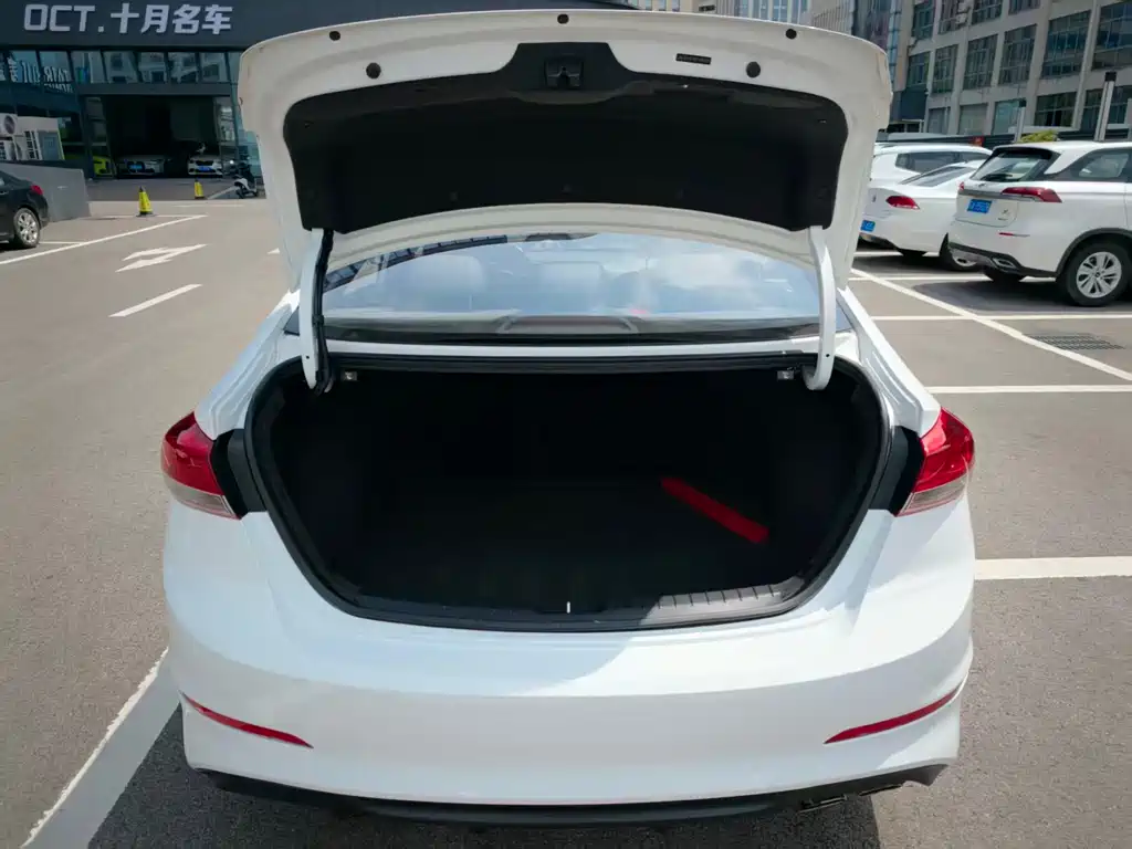 Hyundai Elantra — миниатюра 8
