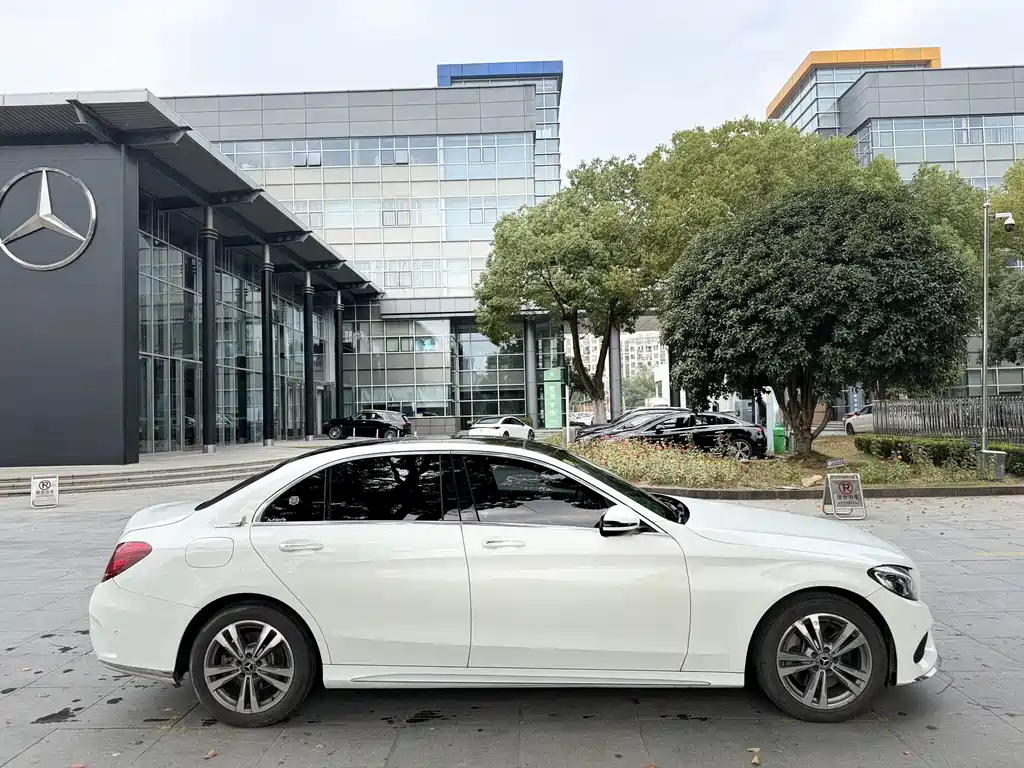 Mercedes-Benz C-Class — миниатюра 4