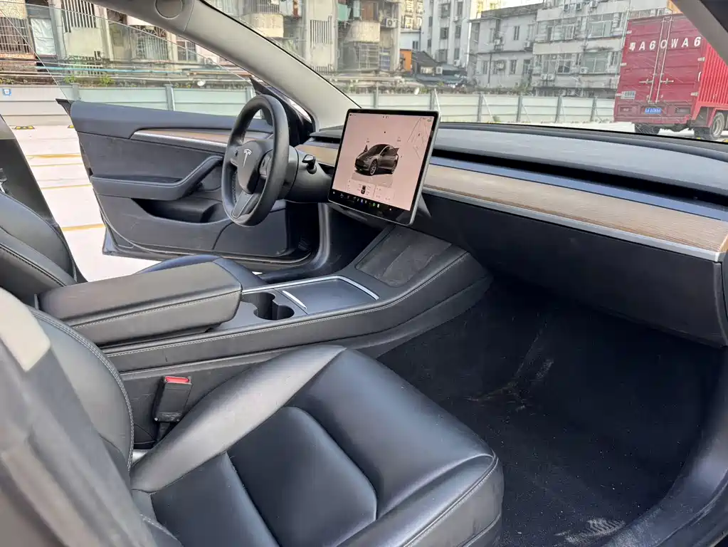Tesla Model 3 — миниатюра 5