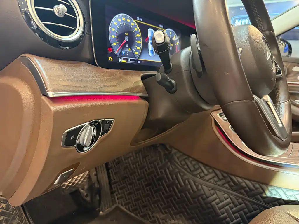 Mercedes-Benz E-Class — миниатюра 8