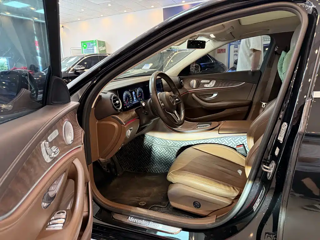 Mercedes-Benz E-Class — миниатюра 11