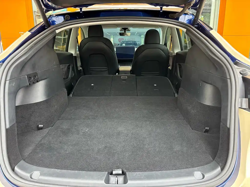 Tesla Model Y — миниатюра 34