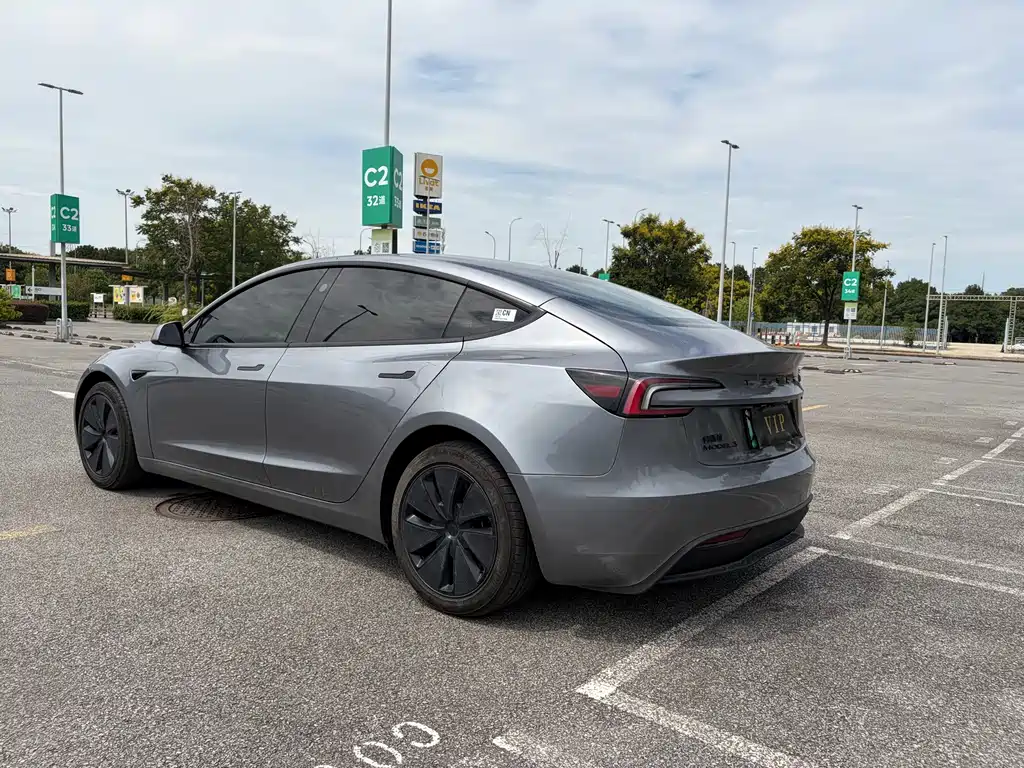 Tesla Model 3 — миниатюра 17