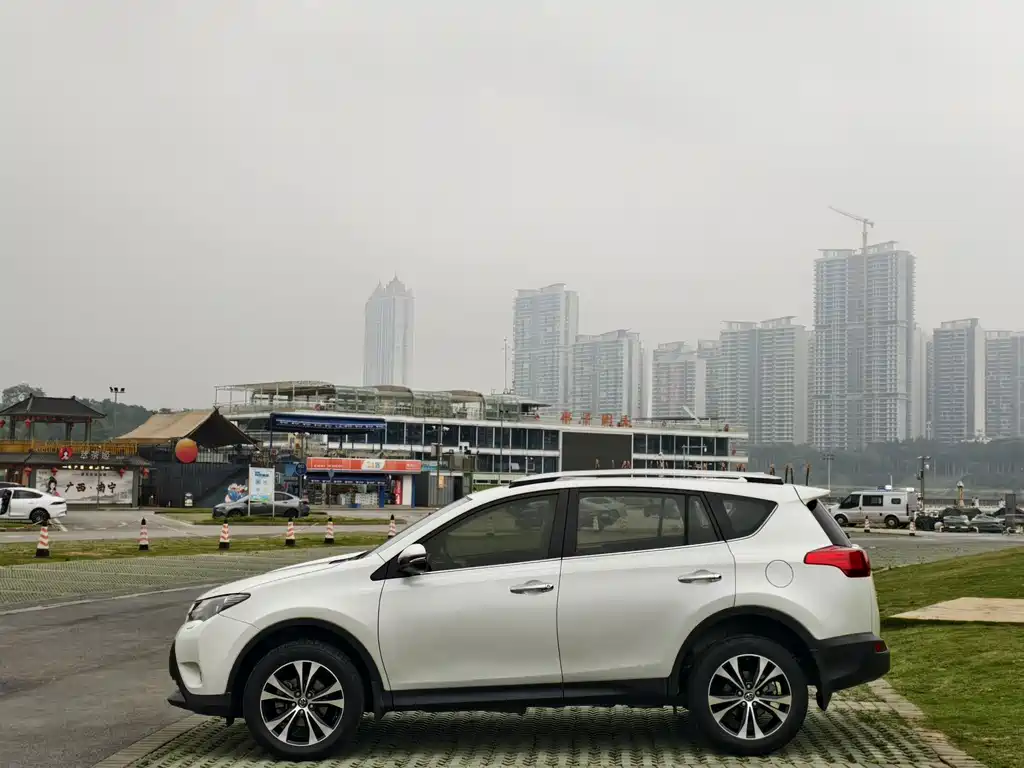 Toyota RAV4 — миниатюра 7