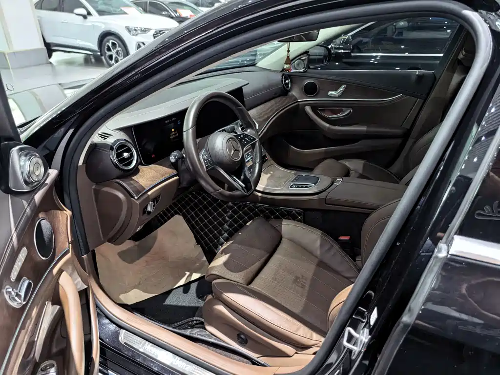 Mercedes-Benz E-Class — миниатюра 6