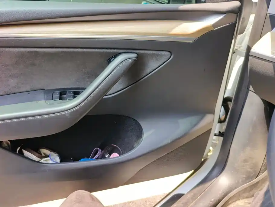 Tesla Model Y — миниатюра 7