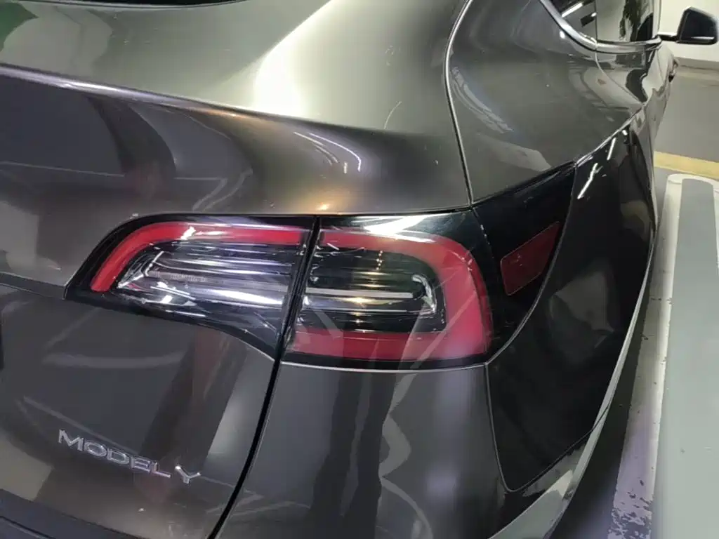Tesla Model Y — миниатюра 8