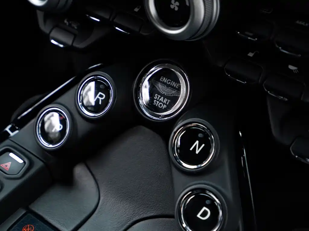 Aston Martin V8 Vantage 2018 4.0T V8 Coupe