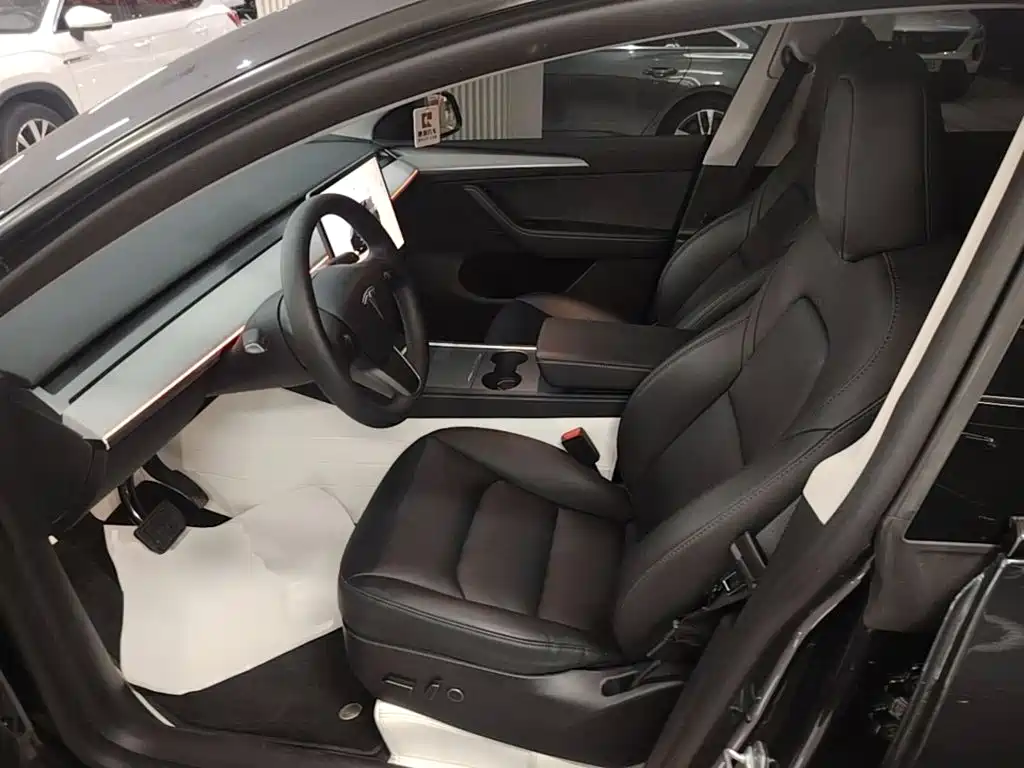 Tesla Model Y — миниатюра 15