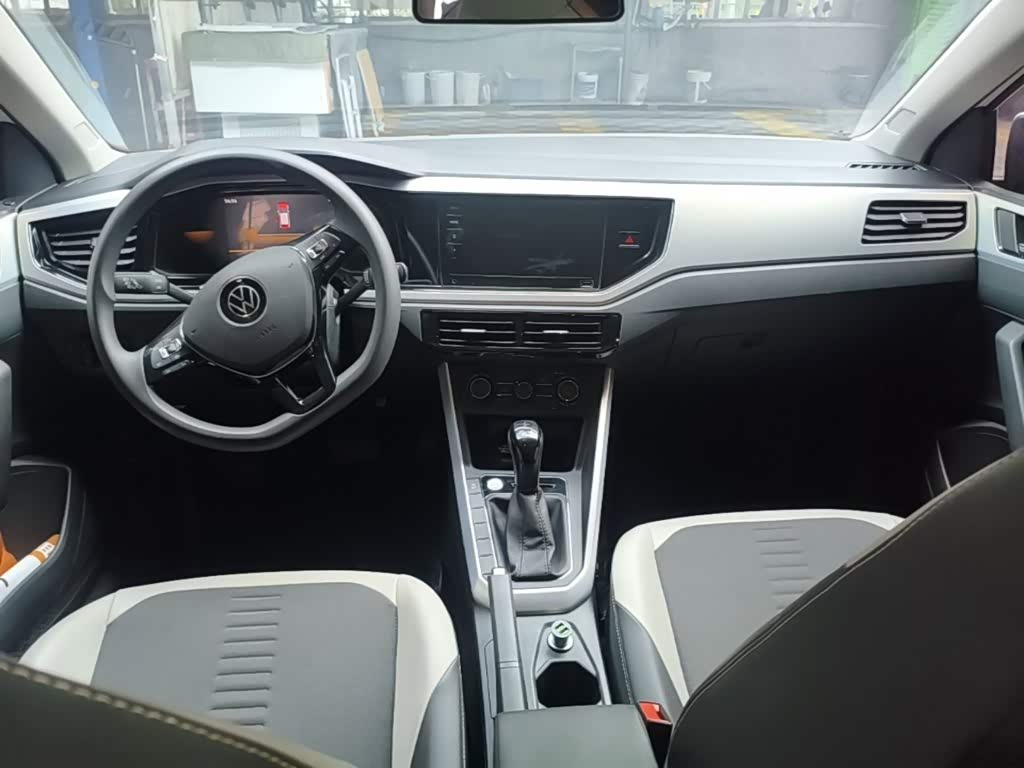 Volkswagen Polo 1.5 л 2023 г. Белый, пробег 30800 км